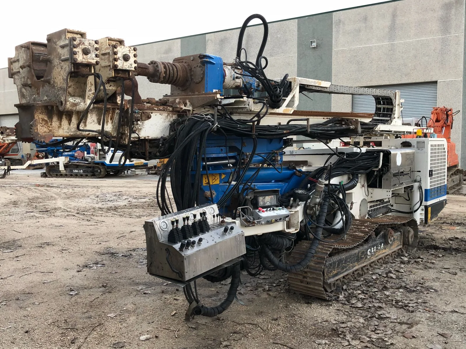 Souprava Soilmec SM-14 při tryskové injektáži (jet grouting)