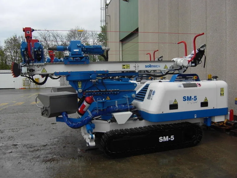 Souprava Soilmec SM-5 při realizaci mikropilot
